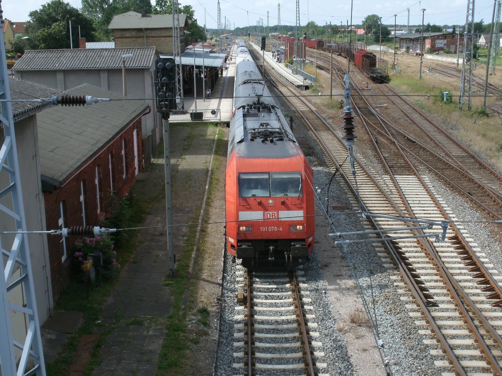 Schon mit 20 Minuten Versp�tung erreichte der Nachtzug,aus Z�rich,am 04.August 2012, Bergen/R�gen,doch auch von Bergen/R�gen nach Binz bekam 101 078-4 noch ein paar Minuten Versp�tung hinzu,da der Blockabschnitt nach Lietzow noch nicht frei war.
