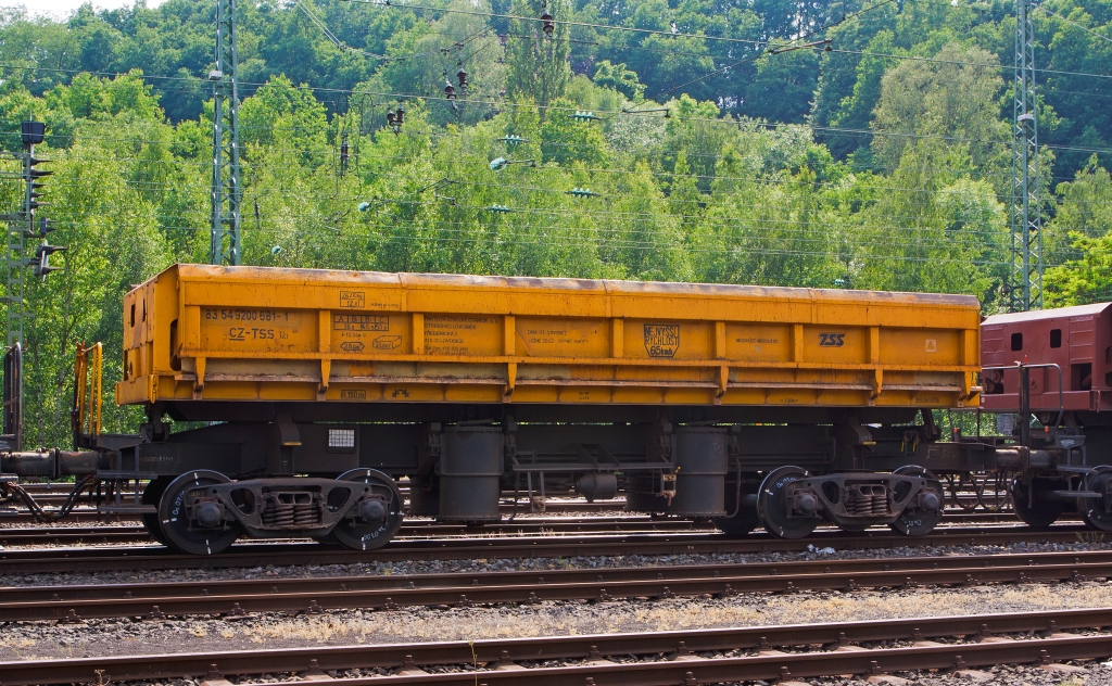 
Schüttgutkippwagen mit pneumatischer Betätigung und vier Radsätzen Ua 418 (83 54 9200 681-1) der tschechischen Firma TSS a.s., abgestellt am 30.05.2012 in Betzdorf/Sieg. Die deutsche Gattung wäre Fas. 
