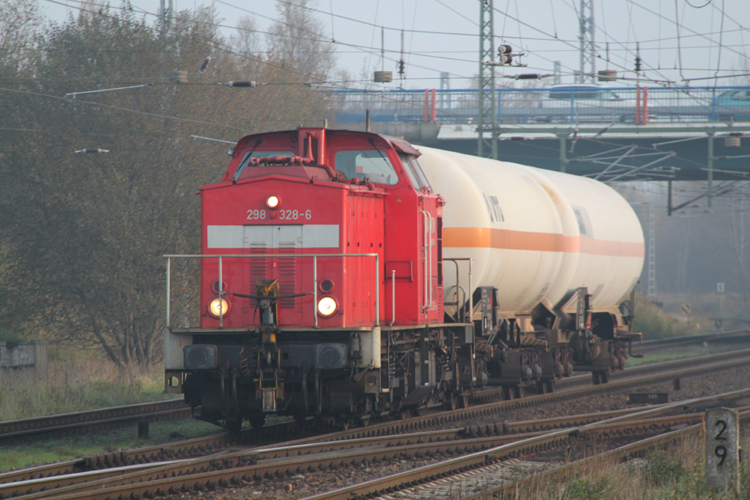 schwer zu ziehen hatte 298 328-6 als Sie von Lalendorf nach Rostock-Seehafen im Bahnhof Rostock-Dierkow einfuhr.08.11.2011