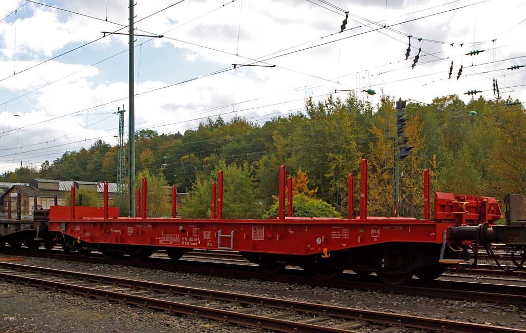 Schwerlastwagen (Drehgestellflachwagen mit sechs Radstzen, mit Rungen, Stirnwandklappen und klappbaren Ladeschwellen, jedoch ohne Seitenwandklappen) Samms 489 (31 80 4852 769-7) der DB Schenker Rail, abgestell am  07.10.1021 in Betzdorf/Sieg. Die Tragfhigkeit betrgt 105,5 t, jedoch das Lastgrenzenraster ist zu beachten bzw. gelten besondere
Befrderungsbedingungen.