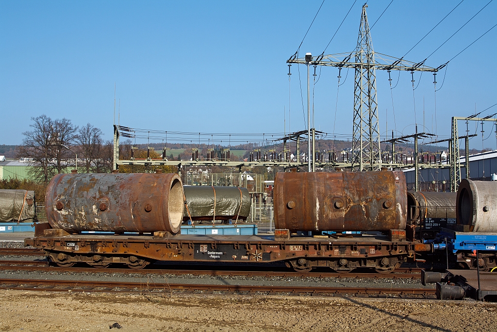 Schwerlastwagen Samms (Drehgestellflachwagen mit sechs Radstzen) als Privatwagen der Firma Gontermann-Peipers, Siegen (Walzen und Gussprodukte), beladen mit Gukokillen.  Hier am 12.11.2011 abgestellt (beim Werk) in Siegen / Kaan-Marienborn.