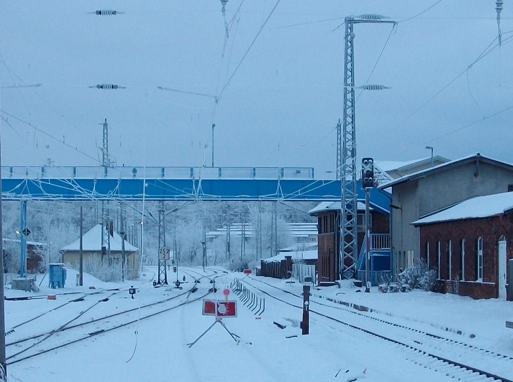 Seit Tagen sieht die Ausfahrt in Bergen/R�gen in Richtung Lietzow so aus.Aufnahme am Morgen vom 20.Dezember 2010. 