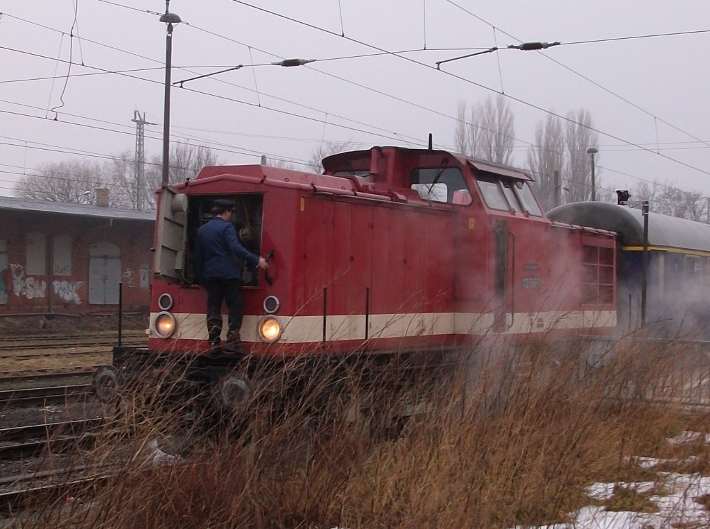 Selbst der Lokf�hrer von der PRESS 112 565-7 hatte am 15.Januar 2011 seine alte DR-Uniform wieder angezogen.