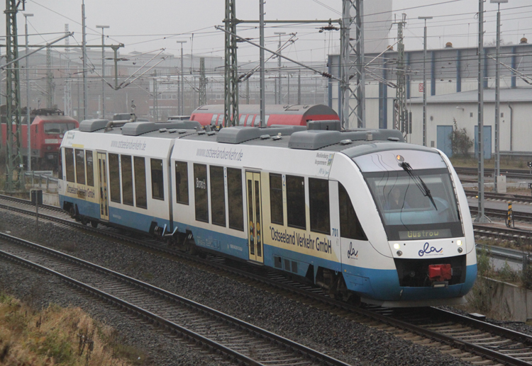 Seltener Gast auf der Strecke Rostock-Gstow:OLA79759 von Rostock Hbf nach Gstrow kurz nach der Ausfahrt im Rostocker Hbf.24.11.2011