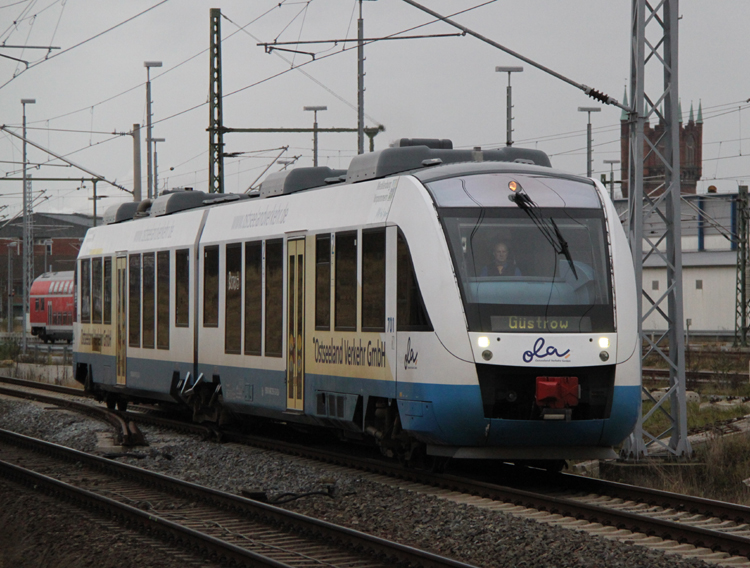 Seltener Gast auf der Strecke Rostock-Gstow:OLA79763 von Rostock Hbf nach Gstrow bei der Ausfahrt im Rostocker Hbf.26.11.2011