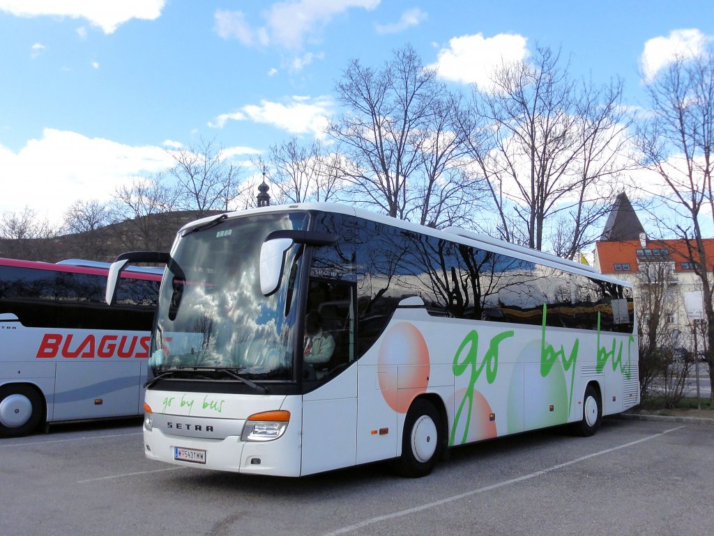 SETRA 415 GT-HD von  go by bus  aus Wien am 13.4.2013 in Krems gesehen.