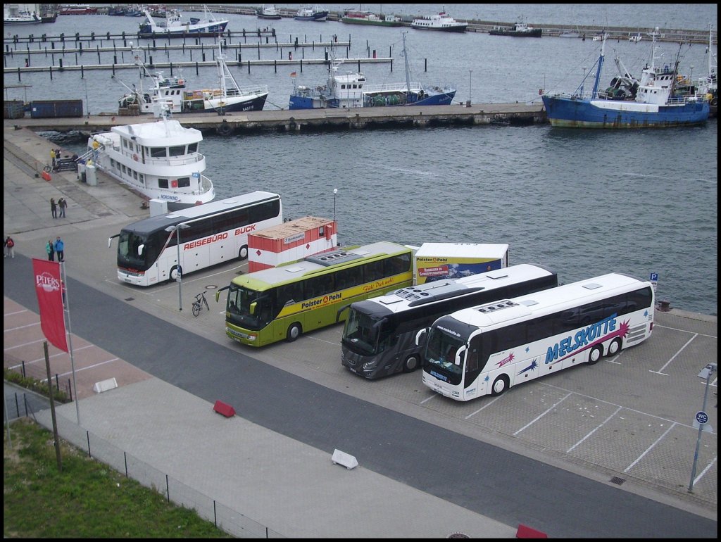 Setra 415 HDH vom Reiseb�ro Buck aus Deutschland und Setra 415 GT-HD von Wricke-Touristik aus Deutschland und VDL Futura aus Deutschland und MAN Lion's Coach von Melskotte aus Deutschland im Stadthafen Sassnitz. Dank dem H�ngerzug stehen  die drei schief in der Parkl�cke.