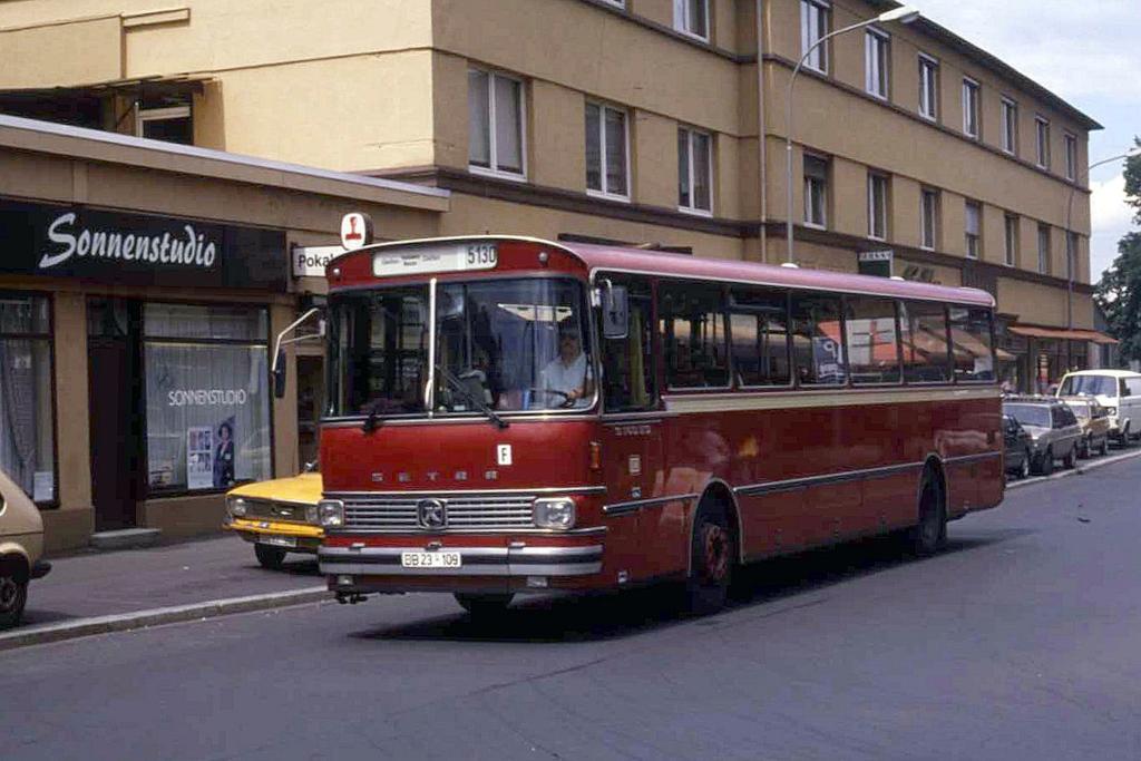 Setra S 140 Bahnbus der Deutschen Bundesbahn ist hier am 4.7.1988
am Bahnof Gie�en unterwegs.