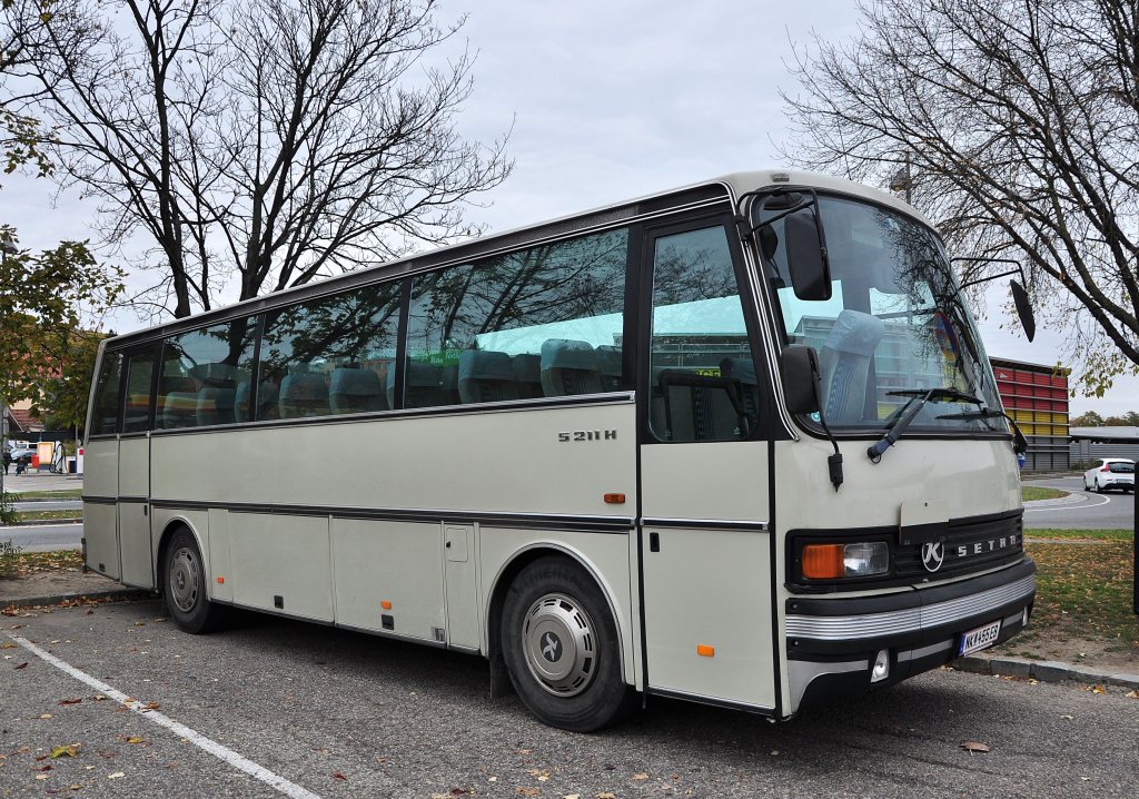 SETRA S211 H aus Niedersterreich am 26.10.2012 in Krems an der Donau.