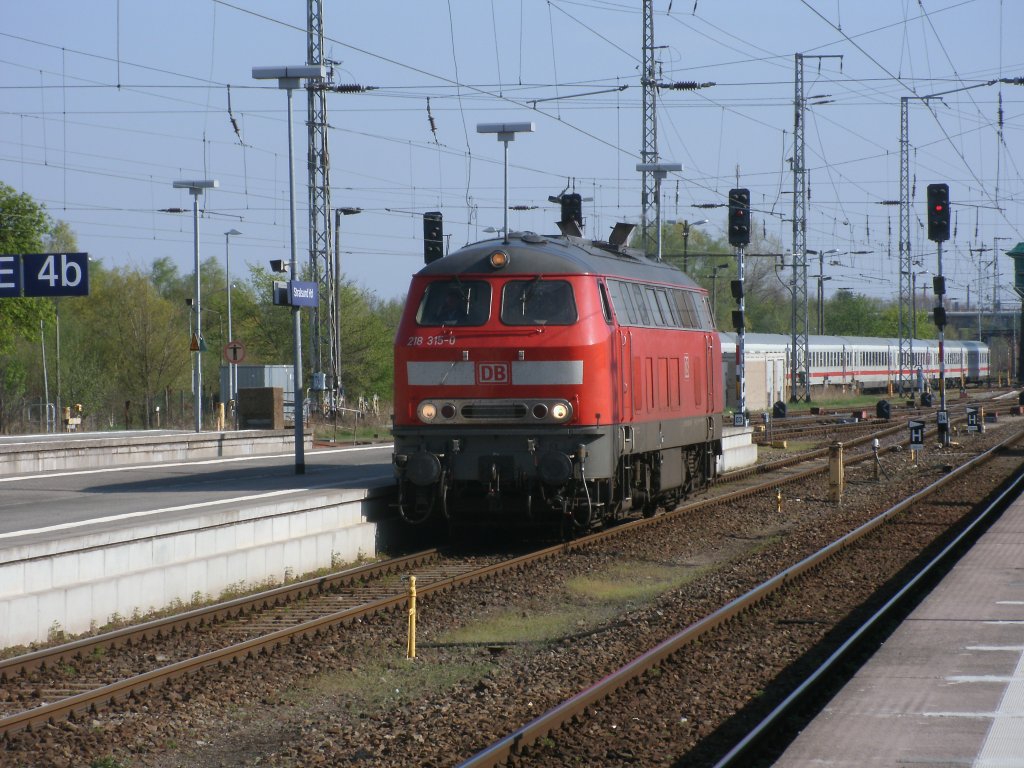 Sie fhrt wieder im Nordosten:die Gute 218 ! Am 23.April 2011 bernahm 218 315 in Stralsund den Uex 2404 aus Kln nach Heringsdorf.