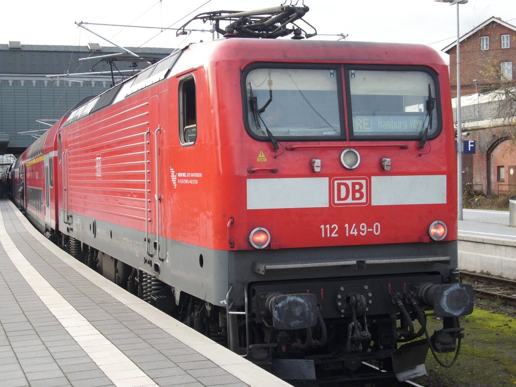 Sie fahren die RE zwischen Hamburg und Lbeck die Baureihe 112.Hier ist 112 149 aus Hamburg in Lbeck am 28.November 2009 eingetroffen.