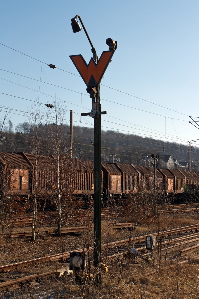 Signal Ra 11a - Wartezeichen: Auftrag des Wrters zur Ranggierfahrt abwarten. Hier am 11.02.2012 in Kreuztal, es steht nah an einem ffentlichen Weg.