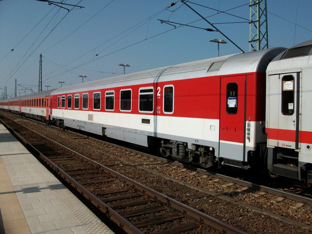 Slowakischer 2.Klasse Reisezugwagen Bmpeer 61 56 20-70 225-3 Heimatbahnhof:Bratizlava eingereiht im EC 379 Binz-Brno am 18.April 2010 in Bergen/Rgen.