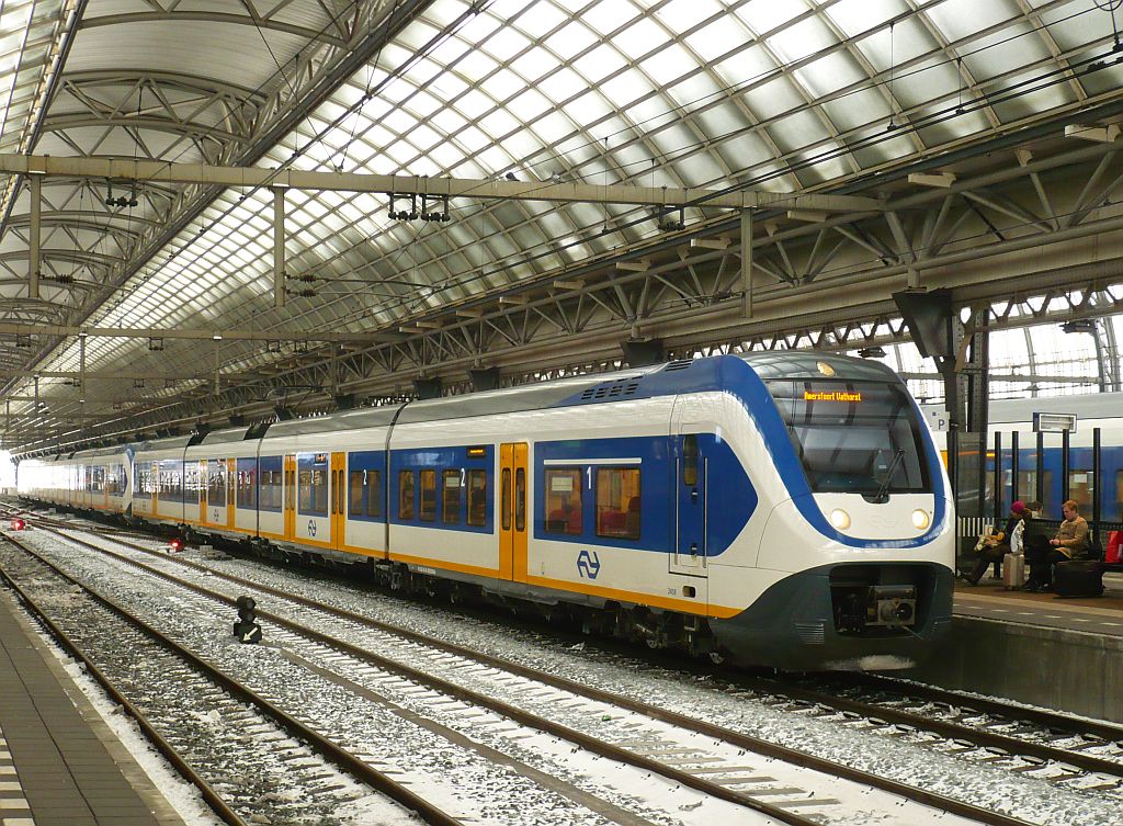 SLT 2458 und 2605 auf Gleis 10 Amsterdam Centraal Station 23-01-2013.

SLT 2458 en 2605 als stoptrein naar Amersfoort op spoor 10 Amsterdam Centraal Station 23-01-2013.