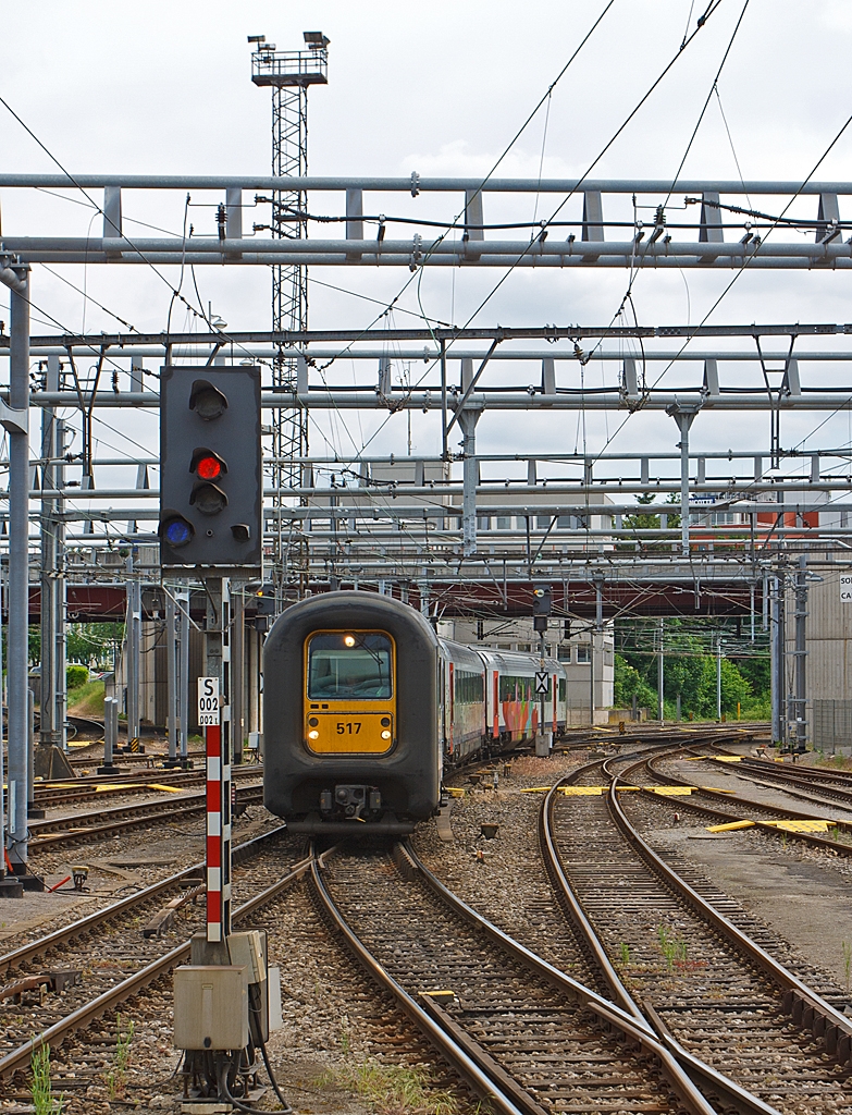 SNCB/NMBS Triebzug AM (Automotrice) 96 517 fhrt am 14.06.2013, als IC Brssel–Namur–Luxembourg, in den Bahnhof Luxemburg (Stadt) ein.
 
Die Reihe AM 96 der Belgischen Staatsbahn (NMBS/SNCB) ist eine Reihe von 160 km/h schnellen dreiteiligen Elektrotriebfahrzeug-Einheiten.
 
Charakteristisch sind bei diesen Fahrzeugen der Fhrerstand, welcher von einer Gummiwulst umgeben ist - weshalb diese Fahrzeuge Gumminasen oder auch Klobrillen genannt werden - und dessen Mittelteil (Steuertisch), welches bei der Vereinigung von mehreren Einheiten seitlich wegklappbar ist.