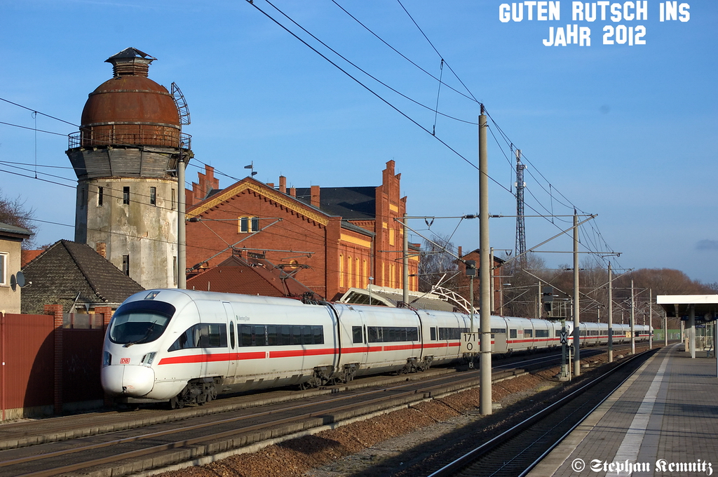 So das 411er-Dotra ist mein letztes Bild f�r 2011. Vorne die 411 558-0  Falkenberg/Elster  als ICE 1548 von Berlin Ostbahnhof nach K�ln/Bonn Flughafen und dann die 411 504-4  Erfurt  als ICE 1538 von Berlin Ostbahnhof nach K�ln Hbf in Rathenow. Guten rutsch ins Jahr 2012!