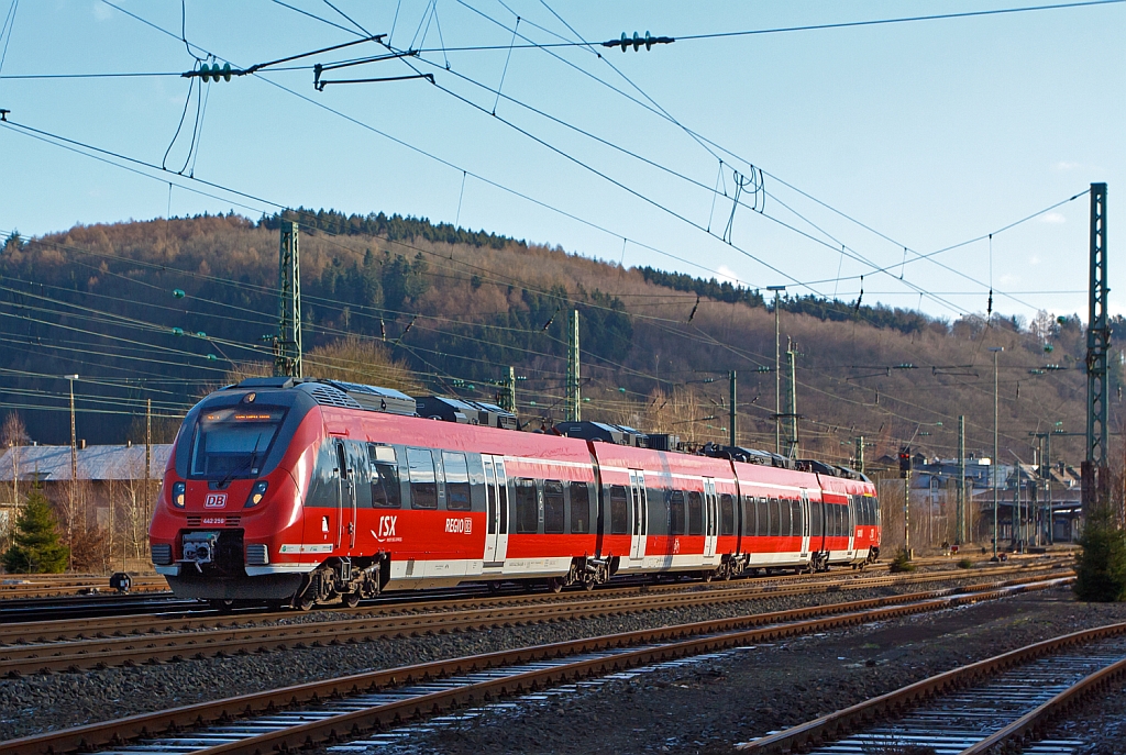 Sonntags wird nur mit einer Garnitur gefahren:
Der 442 256 / 756 ein vierteiliger Bombardier Talent 2 fhrt am 13.01.2013 als RE 9 - Rhein-Sieg-Express (Siegen - Kln - Aachen) von Betzdorf/Sieg weiter in Richtung Kln. 
Diese Vierteiler haben die Achsformel Bo’2’Bo’2’Bo’ und sind 72.300 mm  ber Kupplung Lang. 
Sie haben eine Leistung von 3030 kW (verteilt auf 6 Fahrmotoren), die Hchstgeschwindigkeit ist 160 km/h, die max. Beschleunigung ist 1,1 m/s.