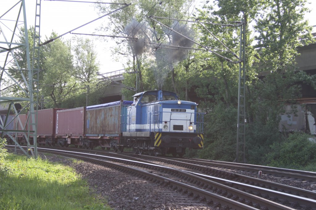 Spitzke V60 SP 014 in Hamburg Waltershof am Rangieren am 07.05.2011
Wie Man Sehen tut unter Volllast beim Anfahren .