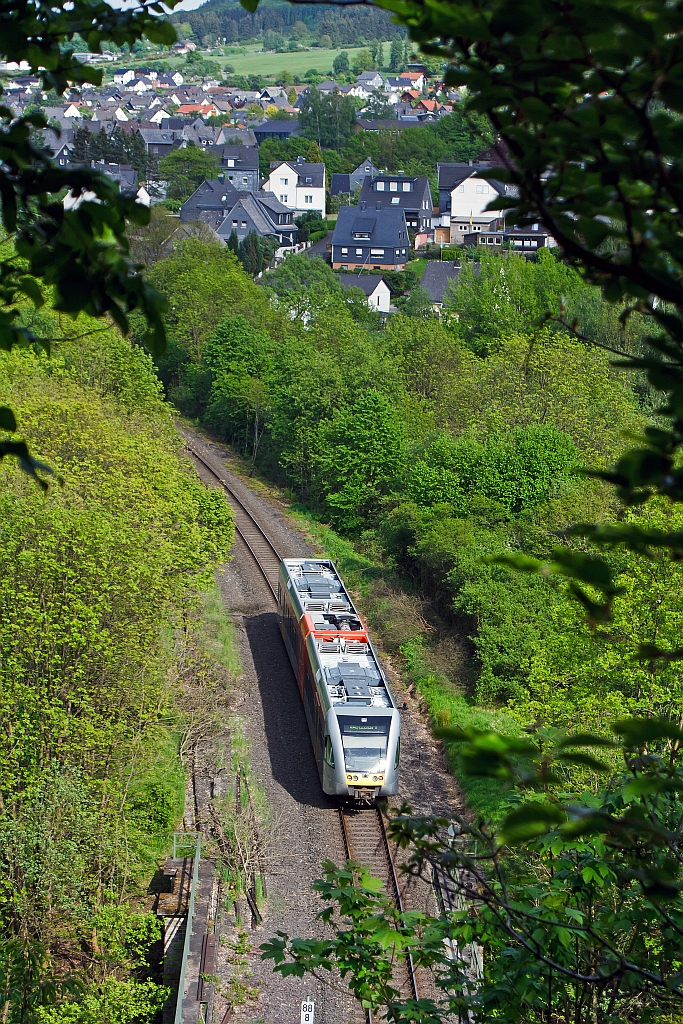 Stadler GTW 2/6 der Hellertalbahn als RB 96 (Zug-Nr. 90426) Dillenburg-Haiger-Herdorf-Betzdorf/Sieg, hier am 14.05.2012 kurz vor dem Herdorfer Tunnel bzw. kurz vor den Haltepunkt Herdorf-Knigsstollen. Die Hellertalbahn befhrt die 36 Kilometer lange gleichnahmige Strecke  Hellertalbahn  KBS 462, hier bei Streckenkilometer 88,8, da diese von Kln-Deutz an gerechnet werden.  Die Hellertalbahn war frher ein Teilstck der Deutz-Gieener Eisenbahn.