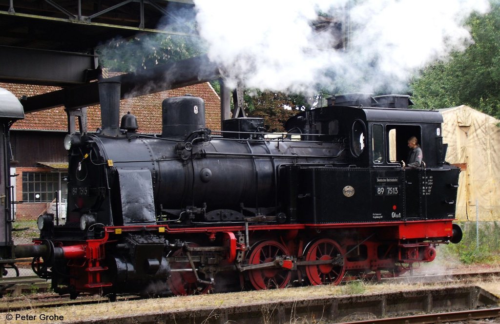 Star der Veranstaltung   Aktion Feriendampf  vom Landkreis Hildesheim war am Sonntag ohne Zweifel die DR 89 7513, die hier gerade einen Sonderzug bespannt. --> ex KBS 241 Derneburg – Seesen, fotografiert am 22.07.2012 im Bahnhof Bornum (Harz) --> Die Lok wurde hnlich der preuischen T3 konstruiert, jedoch mit grerem Kessel. Gebaut wurde die Lok von der Firma Jung, Jungenthal 1911 mit der Fab.-Nr. 1720. Die Lok war bis 1964 beim Bw Hannover Hbf. aktiv und stand danach bis 1977 in Berlin auf einem Spielplatz. Nach ihrer Aufarbeitung fhrt sie nun fr den Dampfzug Betriebsgemeinschaft Hildesheim e.V. --> Besonderheit: eine junge Frau als Lokfhrerin!