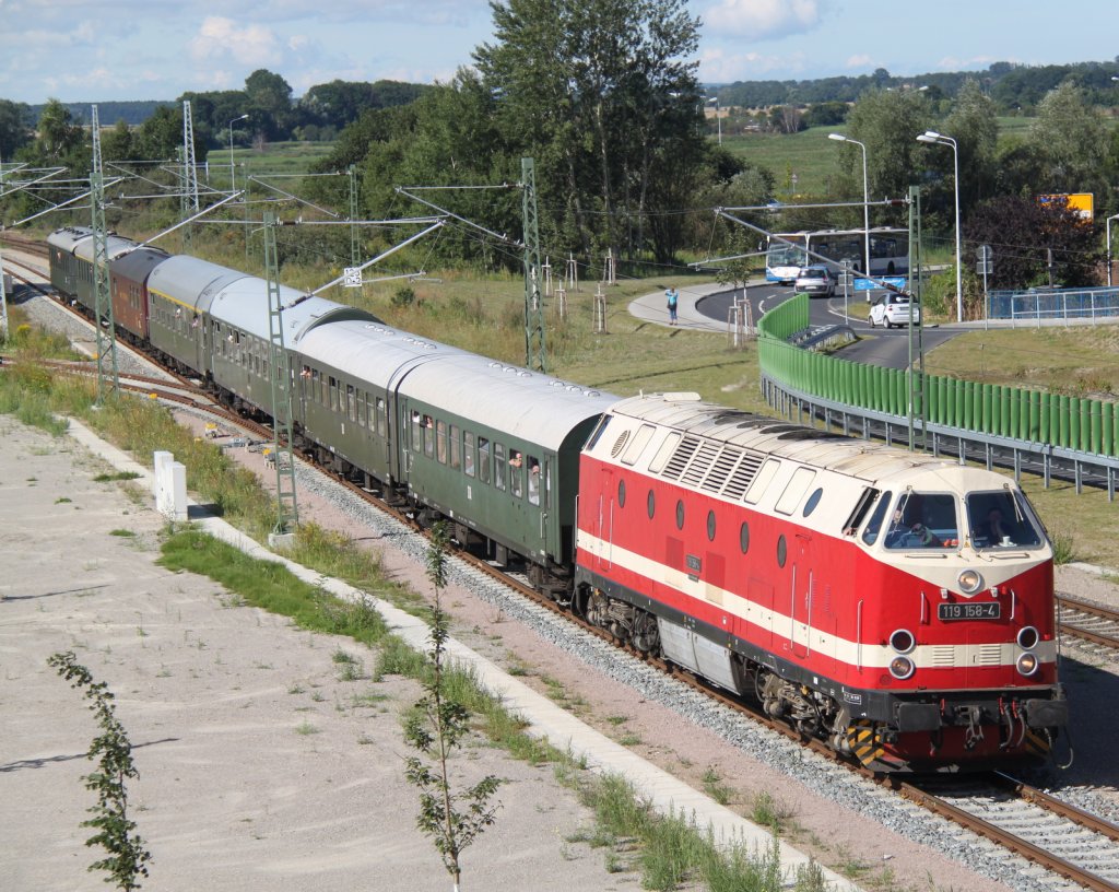 Statt  118 770-7 fuhr 119 158-4 den Sonderzug von Berlin-Schneweide nach Warnemnde hier bei der Durchfahrt in Warnemnde Werft.11.08.2012