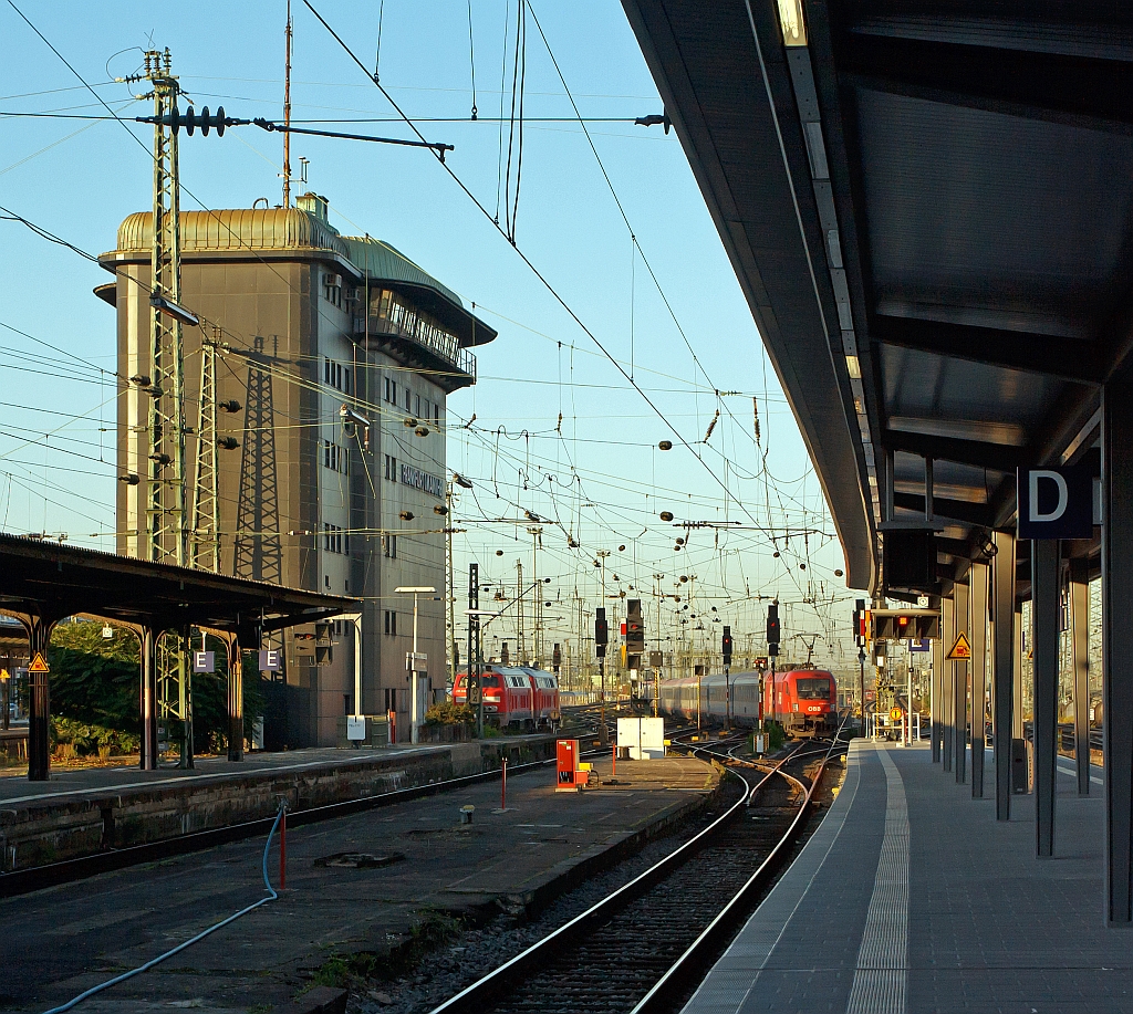 Stellwerk Frankfurt (Main) Hbf am 30.09.2011
Auf dem rechten Gleis fhrt der EC 113 weiter Richtung Klagenfurt, Via Stuttgart und Mnchen.