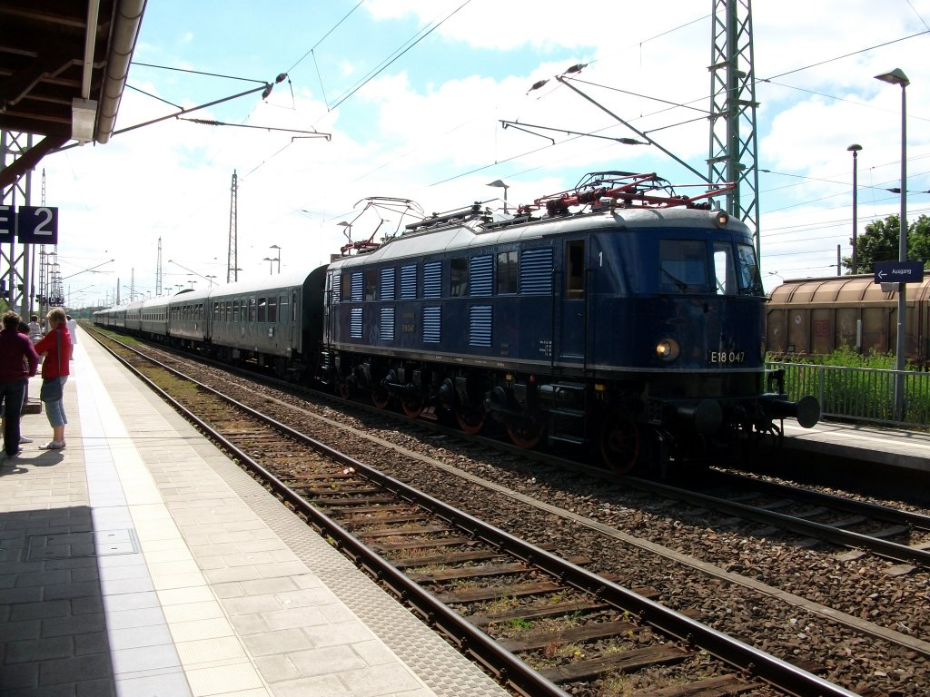 Strtebecker-Sonderzug Ilmenau-Bergen/Rgen mit E18 047 hat am 26.Juni 2010 Bergen/Rgen erreicht. 