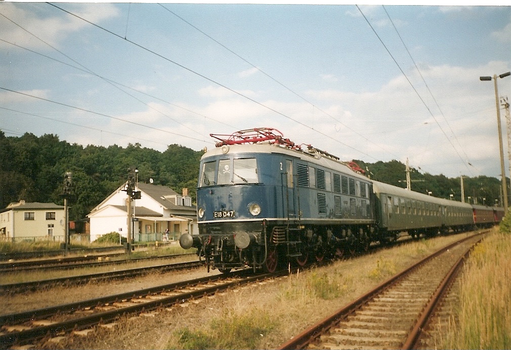 St�rtebekersonderzug mit E18 047 in Lietzow.Mittlerweile f�hrt der Zug jeden Sommer einmal nach R�gen,in diesem Jahr wird E18 047 am 25.Juni 2011 wieder nach R�gen kommen.