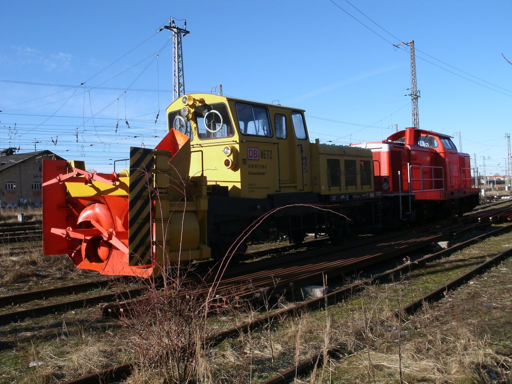 Stralsunder Schneeschleuder 40 80 947 5 156-2 und 212 094 am 12.Februar 2011 in Stralsund.