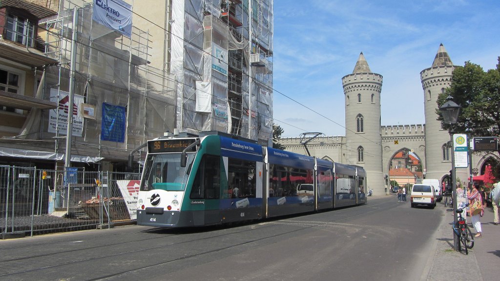 Stra�enbahn am Brandenburger Tor in Potsdam am 15.8.2012.