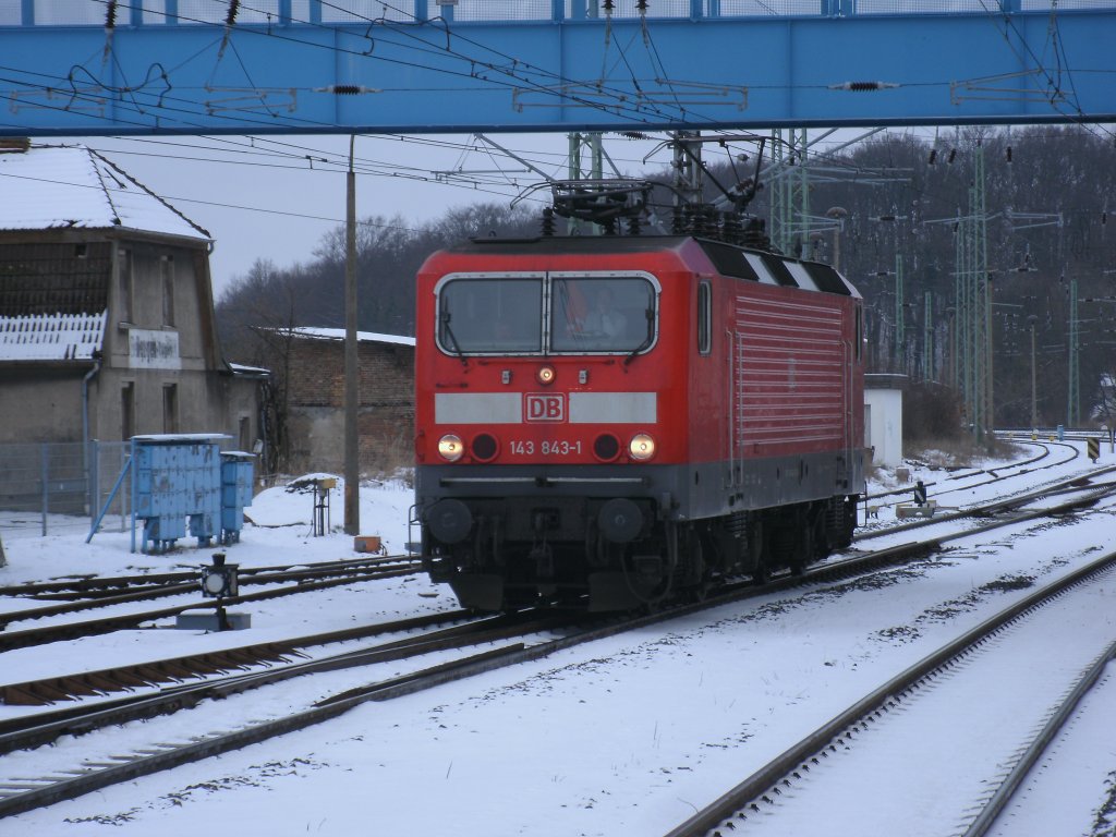 Stunden zuvor brachte die Cottbuser 143 843-1 sechs Dostos und einen Regionalbahnwagen nach Mukran.Hier kam die Lok,am 17.Januar 2013,von Mukran zur�ck.