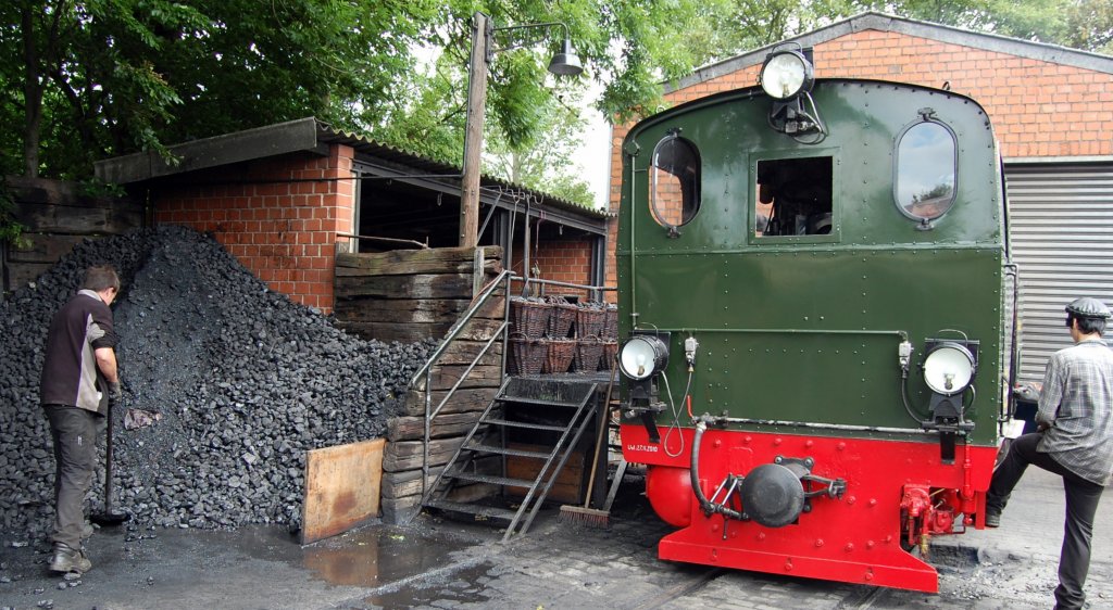 Szene zur Kleinbekohlungsanlage mit Personal im Bw Teil des Bahnhofs Schierwaldenrath der Selfkantbahn am 13.06.2011.