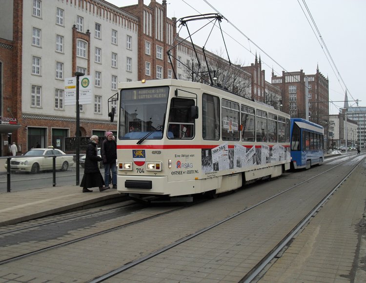 Tatra-Straenbahn vom Typ T6A2 mit Bildern von Zeitungsausschnitten ber den Mauerfall fhrt als Linie 1 von Haffenallee,Rostock Richtung Rgener Str, Rostock Aufgenommen am 10.03.10 in der Haltestelle Lange Str,Rostock 