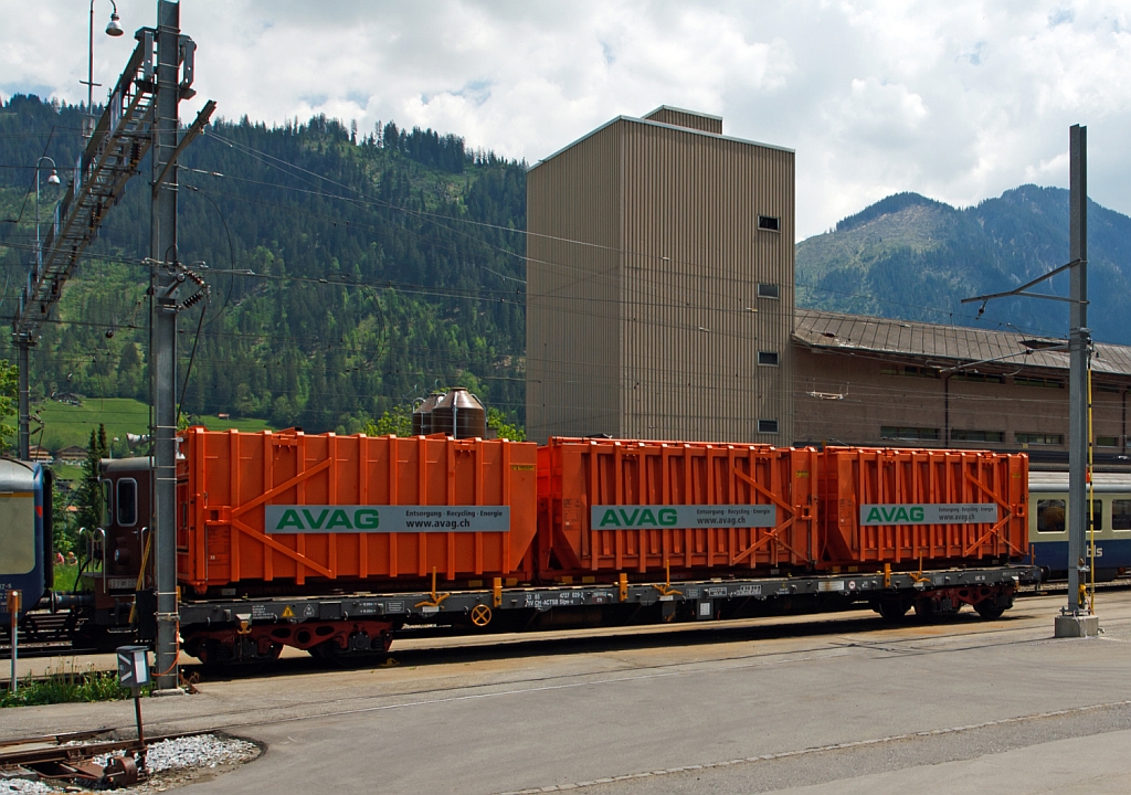 Tragwagen der Gattung Slps-x (4727 029-2) der ACTS AG (Bern) mit 3 AVAG Container (ACTS 5.95m System mit 16.5 Tonnen Drehrahmen), am 28.05.2012 in Zweisimmen, aufgenommen aus einfahrendem Goldenpass Zug. 
Diese Wagen sind speziell entwickelte Wagen fr den kombinierten Verkehr, d.h. die Absetzcontainer sind auf Drehrahmen welche um 36 gedreht werden knnen, um dann von einem LKW-Abrollkipper direkt bernommen zu werden. Die Beladung der Wagen geschieht in umgekehrter Reihenfolge.
Technische Daten der Wagen:
Eigengewicht (Wagen mit Drehrahmen) 29,0 t
max. Ladegewicht 51,0 t  
Volumen pro Container 20 bis 30m 
Containerlnge (innen) 5.700 mm
Wagenlnge ber Puffer 19.900 mm