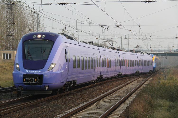 Triebwagen X60(62007)als berfhrung  von Salzgitter nach Schweden bei der Einfahrt im Bahnhof Rostock-Dierkow.08.11.2011