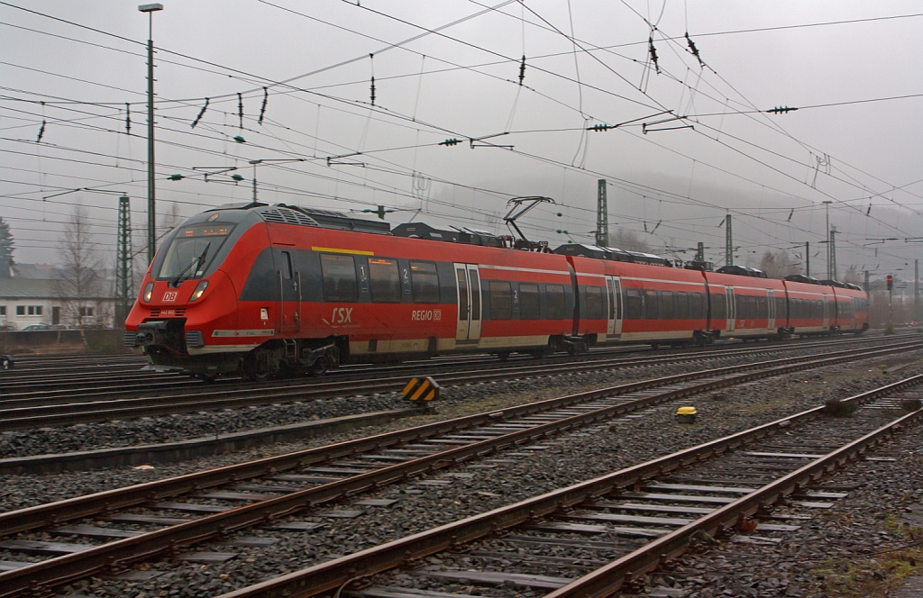 Trotz dem Wetter (Regen und Nebel) musste ich heute (06:01.2013) meine ersten Bahnbilder fr 2013 machen: 
Hier fhrt 442 302 / 802 (5-teiliger Talent 2) als RE 9 - rsx - Rhein-Sieg-Express (Siegen - Kln - Aachen) von Betzdorf/Sieg weiter in Richtung Kln. 
Diese Fnfteiler haben die Achsformel Bo’2’Bo’2’2’Bo’  und sind 88.400 mm ber Kupplung Lang. 
Sie haben eine Leistung von 3030 kW, die Hchstgeschwindigkeit ist 160 km/h, die max. Beschleunigung ist 1,1 m/s.