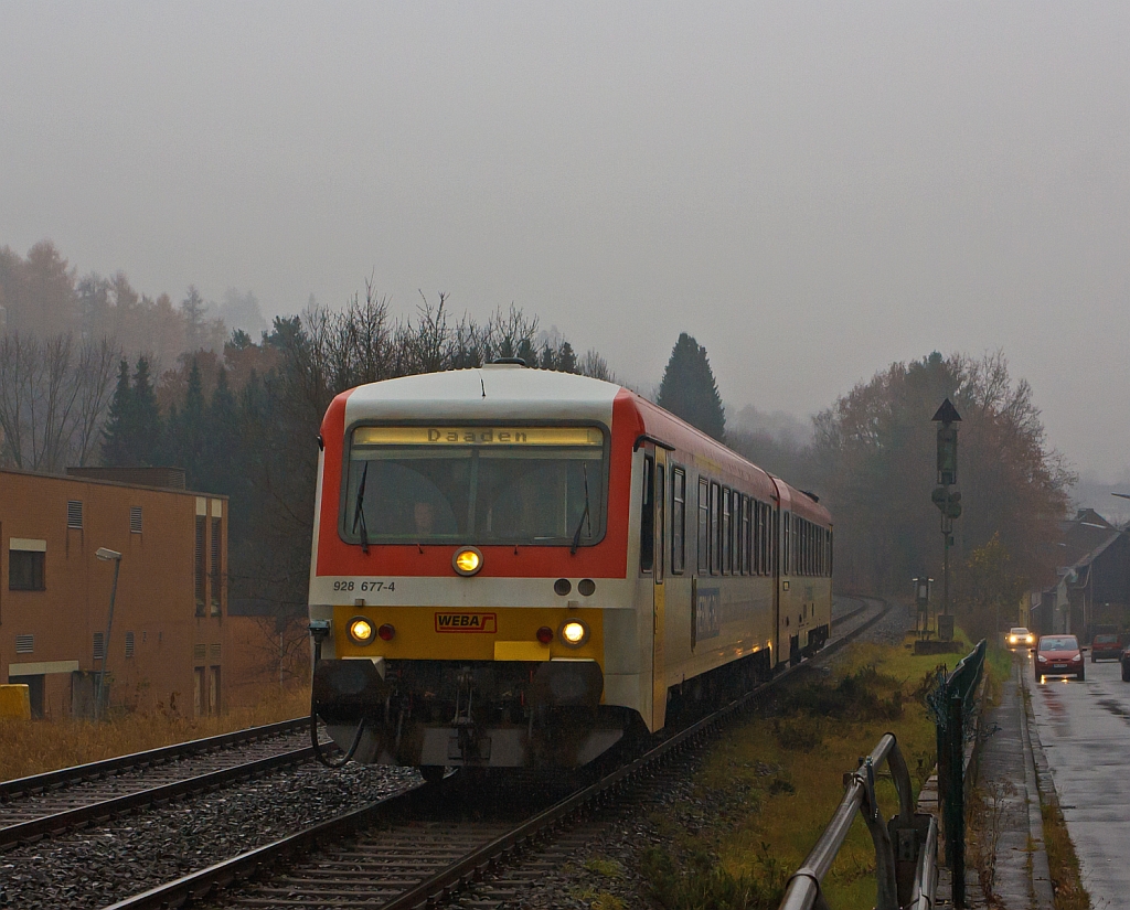 Trotz dem widrigen Novemberwetter (Regen und Nebel): Hier am 18.11.2012 kurz vor der Einfahrt in den Bahnhof Betzdorf (Sieg)der Dieseltriebzug 928 677-4 / 628 677-7 Daadetalbahn der Westerwaldbahn (WEBA) kommt von Daaden.