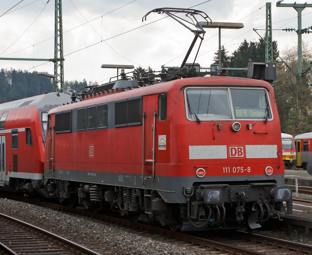 Trotz roter Lichter..... 
Ein Portait der 111 075-8 am 14.02.2012 im Bf. Betzdorf/Sieg. Sie ist Schublok von dem  RE 9 (Rhein-Sieg-Express), dieser wird im Sandwich gefahren.