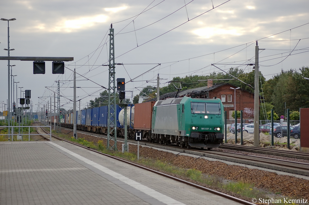 Trotz einer technischen Strung am Gleis zwischen Rathenow und Wustermark rollte der Verkehr nur in Richtung Berlin. Hier die 185 517-0 der Captrain Deutschland GmbH mit einem Containerzug in Rathenow Richtung Wustermark unterwegs. 14.09.2011