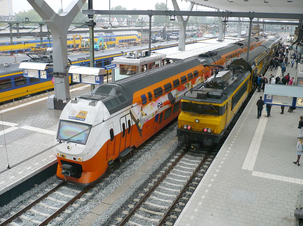 TW DD-IRM 9520 und Lok 1719 auf Gleis 7 und 8 Rotterdam Centraal Station 24-08-2011.

NS treinstel DD-IRM 9520 en lok 1719 met DDAR spoor 7 en 8 Rotterdam Centraal Station 24-08-2011.