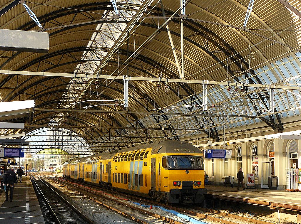 TW MDDM auf Gleis 1 in Zwolle am 11-12-2012.

Treinstel type MDDM op spoor 1 in Zwolle 11-12-2012.