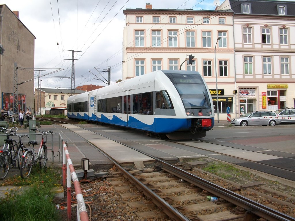 UBB-Triebwagen 646 110 �berquerte am 16.September 2010 nach Barth den Bahn�bergang Tribseer Damm in Stralsund.