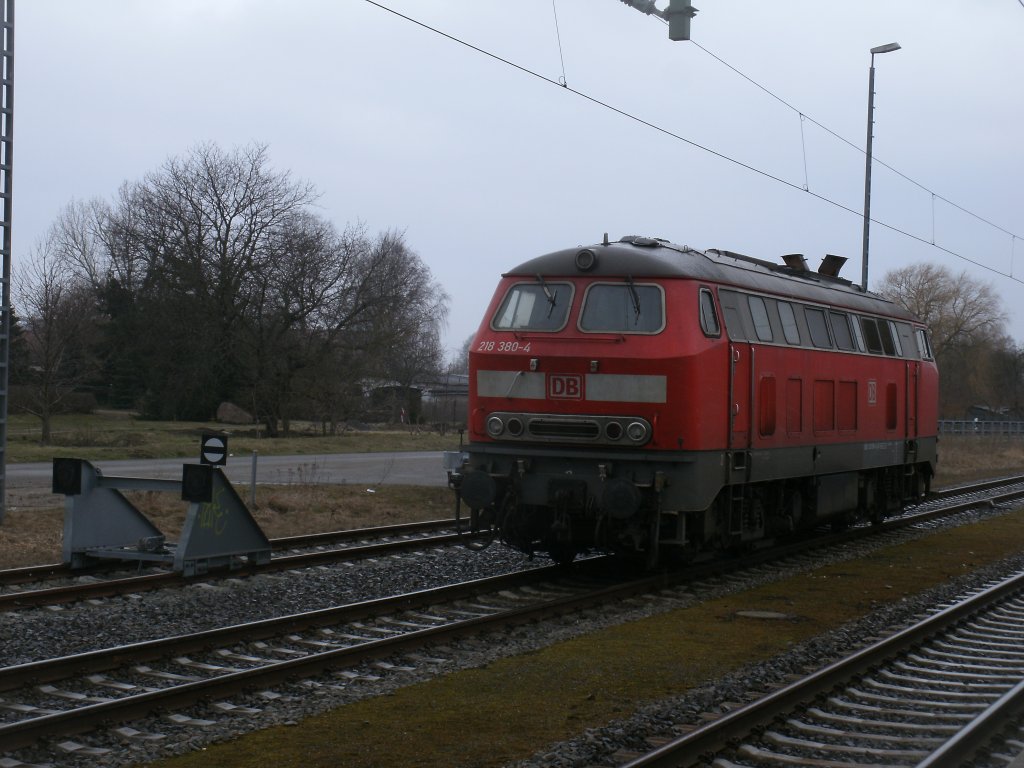 �ber vier Stunden lang mu�te die Nieb�ller 218 380-4,am 13.April 2013,bei str�menden Regen,auf die R�ckleistung nach Heringsdorf in Z�ssow warten.