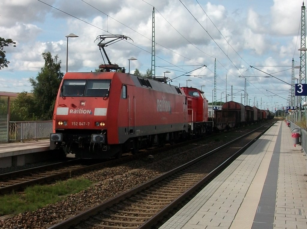 �bergabe Stralsund-Mukran am 03.September 2010 mit 152 047 und 298 318 bei der Durchfahrt durch Bergen/R�gen.
