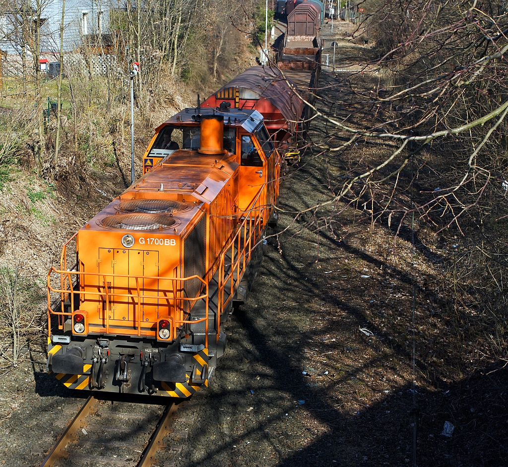 bergabefahrt der Kreisbahn Siegen-Wittgenstein (KSW): Lok 42, eine Vossloh G 1700 BB, zieht einen Gterzug in Richtung Betzdorf, hier am 26.03.2012 in Herdorf, kurz hinter dem Stellwerk Fahrdienstleiter (Hf).