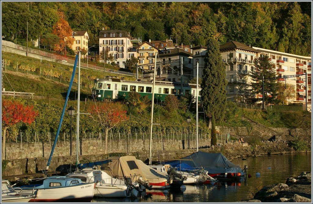 berrascht hat mich auch der BN  Wellensittich  Be 4/4, der hier nicht ganz an idealer Stelle durch den bunten Herbst Richtung Lauanne flattert...
Bei Veytaux, den 30. Oktober 2012