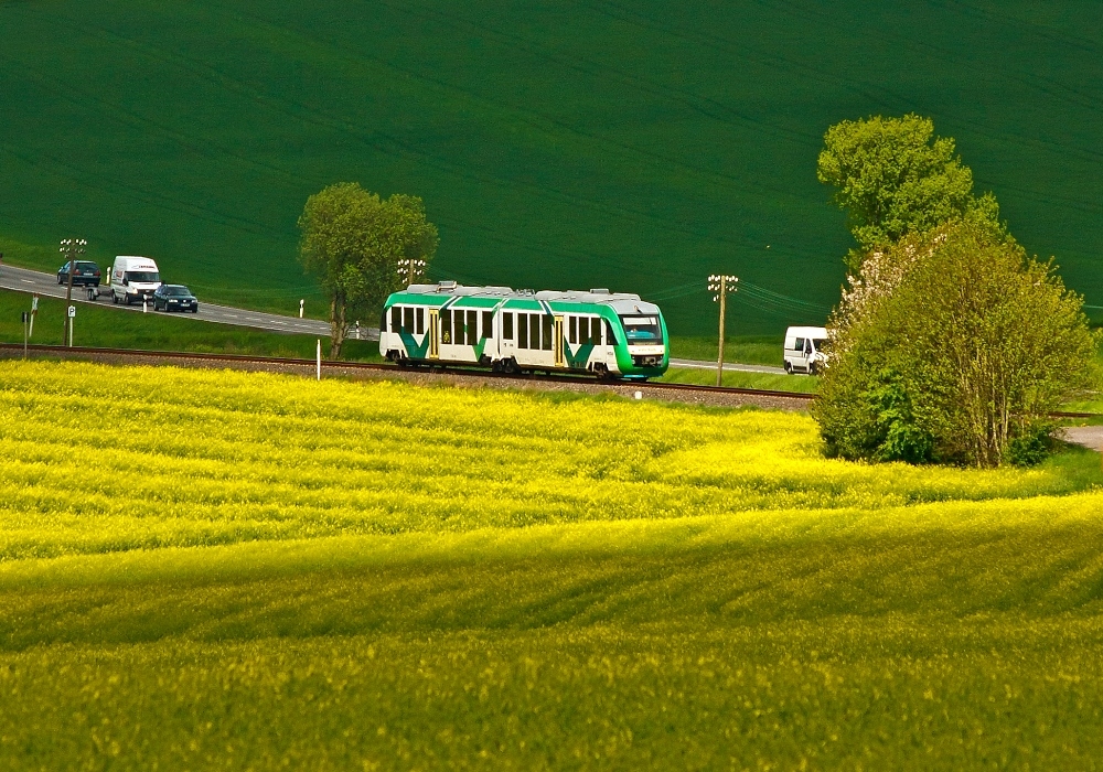 Un so wre der Zuschnitt von Olli.....Wieder eine ganz andere Wirkung:
Der VT 268 der vectus (ein Alstom Coradia LINT 41) fhrt am 10.05.2013 ber den Oberwesterwald (KBS 461), hier kurz vor Hachenburg.
Er fhrt als RB 28 die Strecke Au/Sieg-Altenkirchen-Hachenburg-Westerburg-Limburg/Lahn.