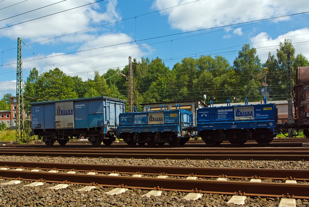 Und nun noch im Ganzen - Drei Eichwagons der Fa. Fricke Eichfahrzeuge, zum Prfung von Gleiswaagen, abgestell am 11.08.2012 in Kreuztal, es sind die Wagen (v.l.n.r.) Eichbeiwagen 40 80 D-EMR 9400 006-9  dieser hat ein Eigengew. von 12,5 t plus max. 20 t Eichnormale, Eichwagen 40 80 D-EMR 9400 003-6  Eigengew. von 40,0 t plus max. 20 t Eichnormale und Eichwagen 40 80 D-EMR 9400 004-4 mit einem Eigengew. von 29,8 t plus max. 10 t Eichnormale. Die Eichwagen sind nur fr Streckenlast C2 oder hher zugelassen. Die Wagons haben je eine Lnge ber Puffer von 5,5 m und einen Abstand der Endradstzen von 3 m. 