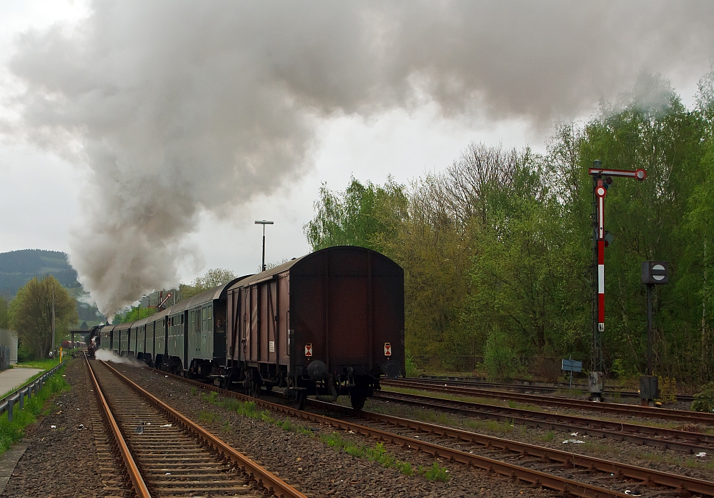 Und tschs, die 52 8134-0 der Eisenbahnfreunde Betzdorf fhrt am 06. Mai 2012 von Herdorf, Tender voraus, weiter in Richtung Gieen.