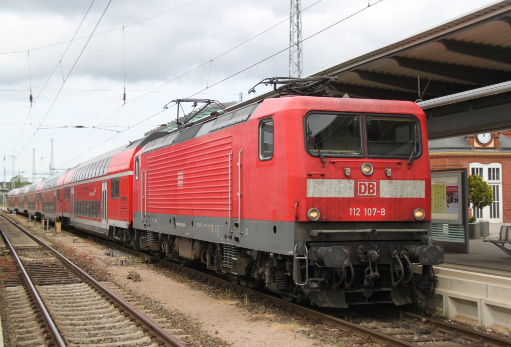 und wieder war eine 120.2 kaputt so das am 03.06.2012 112 107-8 den RE 4310 von Rostock Hbf nach Hamburg Hbf bespannen